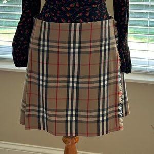 Good auth Burberry nova check kilt skirt with leather buckles. 100% wool